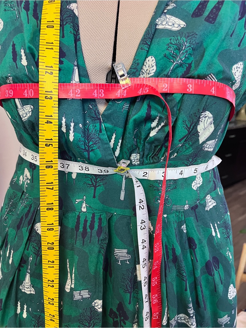 Green Printed V-Neck Midi Dress with Waist Detail - Picture 9 of 11